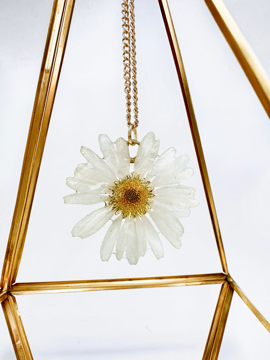 A necklace made from a real daisy.