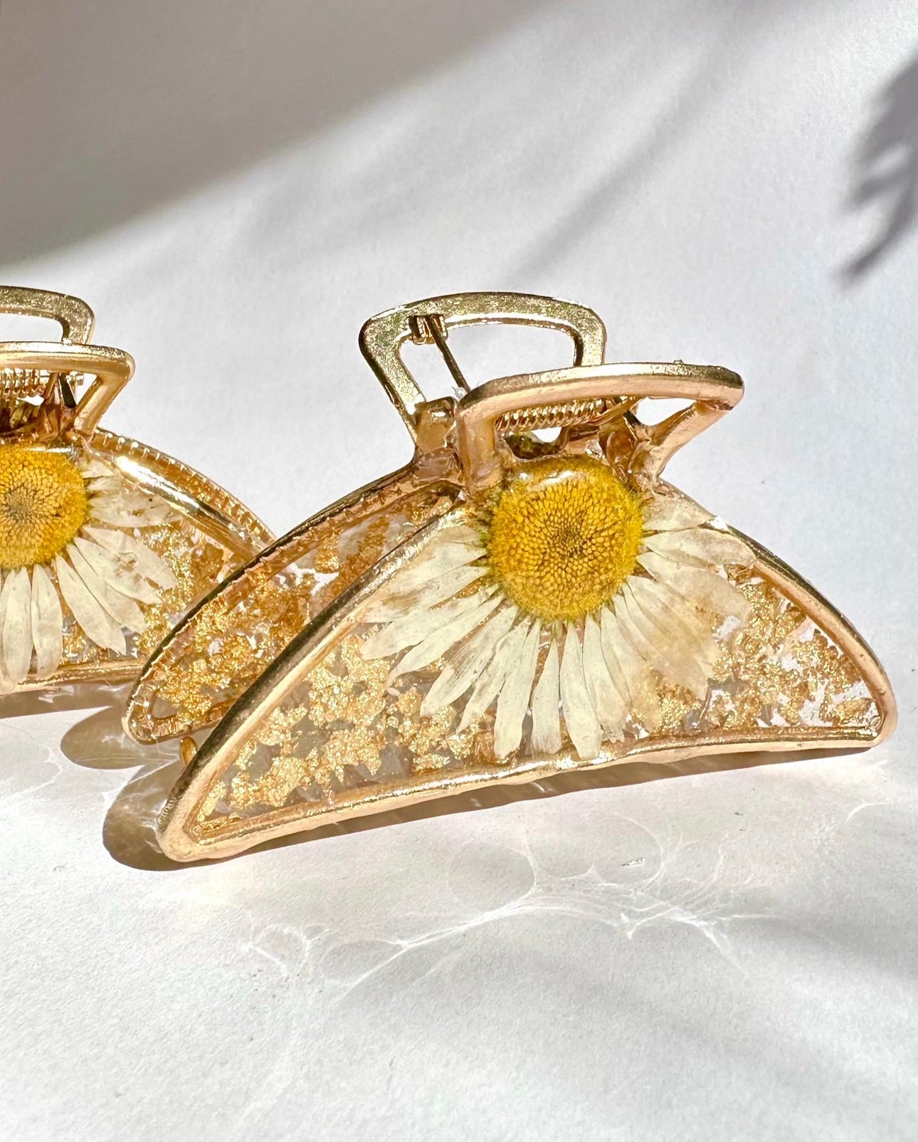 Gold metal hair claw made with real pressed daisy flowers.