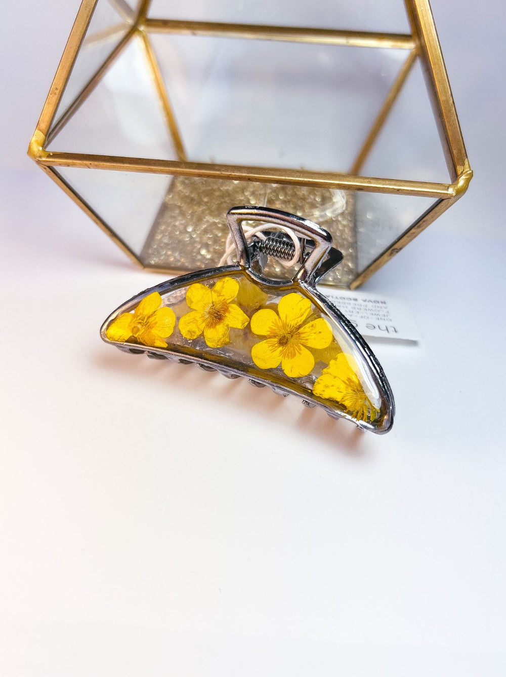 Hair claw made with real buttercup flowers. 
