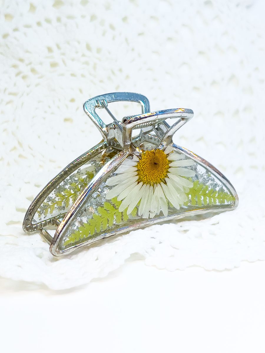 Hair claw made from real daisies and ferns.