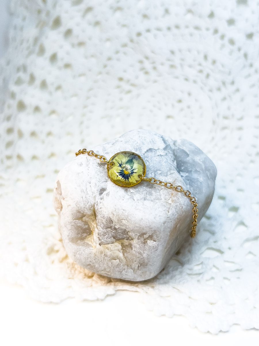 A small blue violet bracelet in gold
