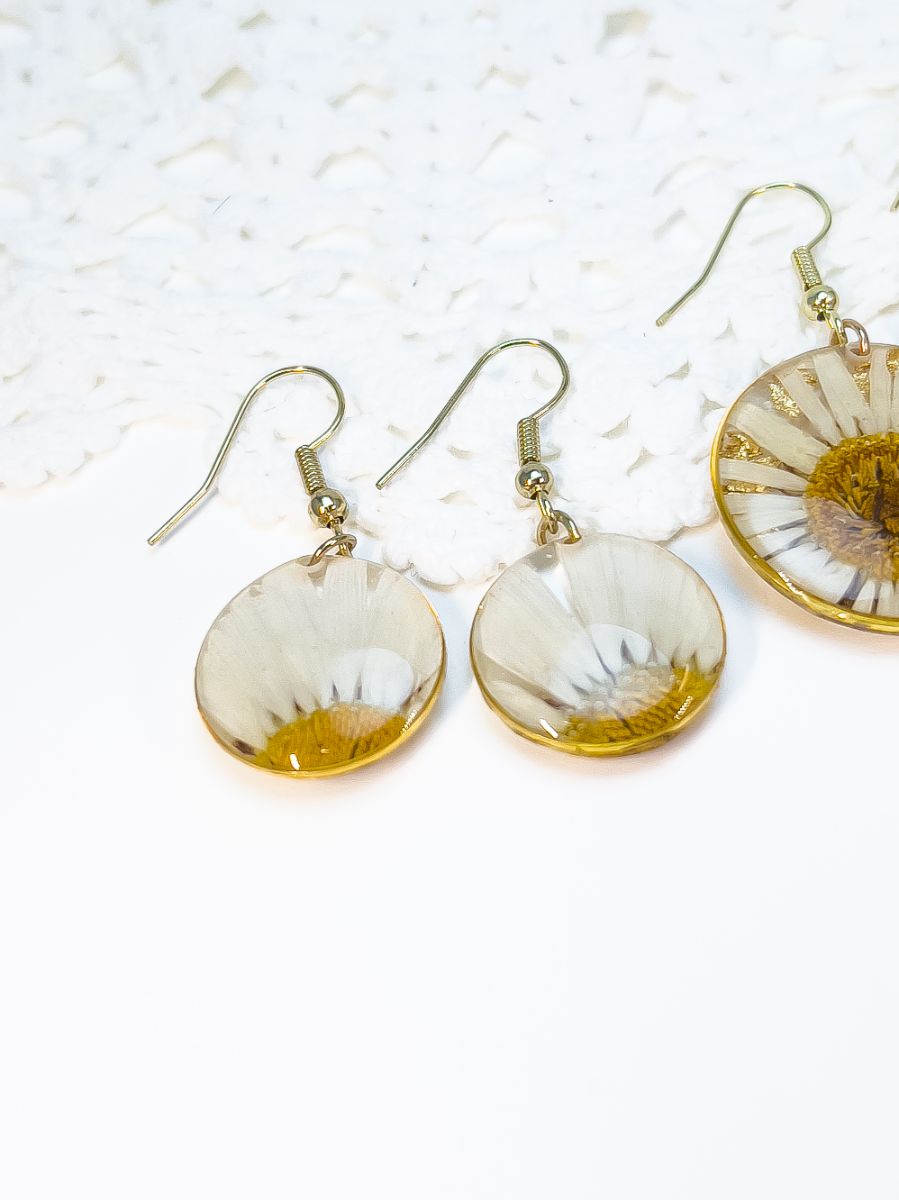 Small size daisy flower earrings.
